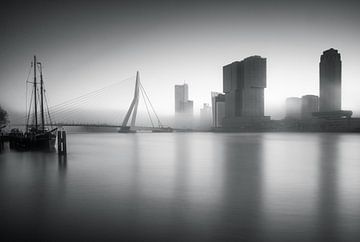 Mistige ochtend in Rotterdam van Ilya Korzelius