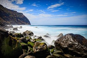 rotsige kust en woeste zee bij Porto Moniz van gaps photography