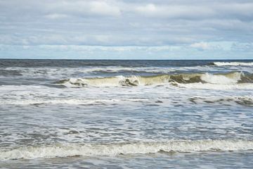 In motion ( schilderachtige foto van overslaande golven aan zee met lange sluitertijd) van Birgitte Bergman