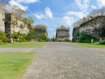 Prachtige hoge rotsen bij het GWK park in Bali von Petra Brouwer