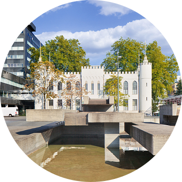 De witte stadhuis van Tilburg met een water vijver van Tony Vingerhoets