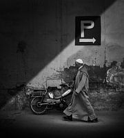 Man op weg naar moskee Straatfotografie Marrakesh Marokko