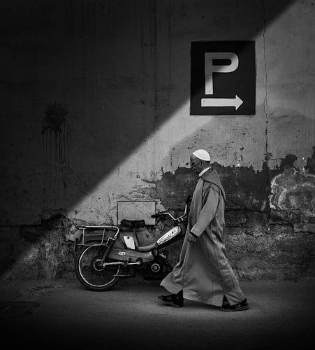 Man op weg naar moskee Straatfotografie Marrakesh Marokko van Benjamien t'Kindt