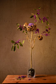 Stillleben mit Artischocke und Callicarpa von Monique van Velzen