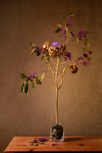 Stillleben mit Artischocke und Callicarpa