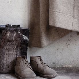 Nature morte avec des chaussures d'enfants et un sac dans la Villa abandonnée sur Anne Willems