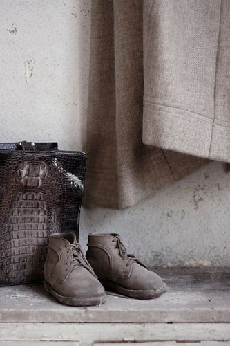 Nature morte avec des chaussures d'enfants et un sac dans la Villa abandonnée