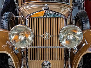 Front mit Kühler und Emblem des Horch 375