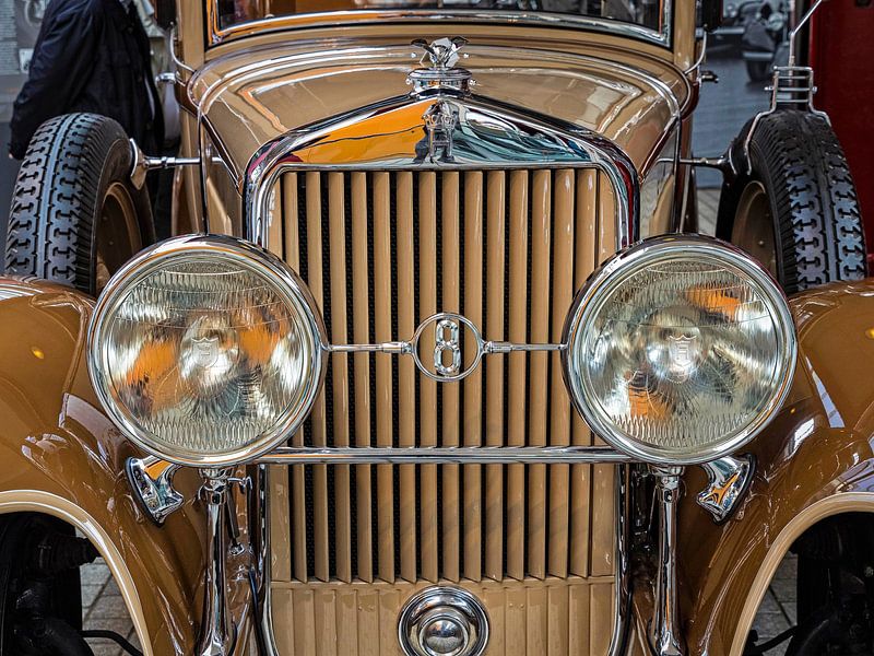 Façade avec refroidisseur et emblème de la Horch 375 par Rob Boon