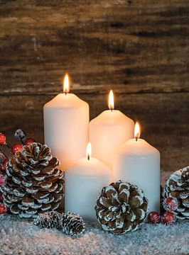 Advent- en kerstkaarsen met natuurlijke decoratie met houten achtergrond van Alex Winter