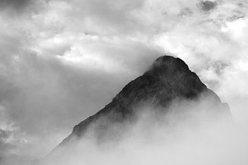 Berg im Nebel von Geert van Atteveld