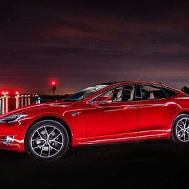 Photo de nuit du modèle Tesla 3 sur Vincent Bottema