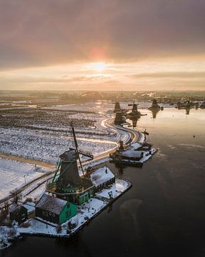 Die Windmühlen von Zaanse Schans im Winter bei Sonnenaufgang von Ewold Kooistra
