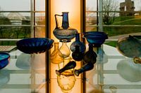 Oud glaswerk in museum het Valkhof in Nijmegen