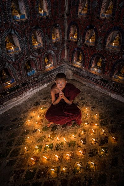 Betende Mönch in Kloster in der Nähe von Inle-See in Nyaung Shwe Myanmar Inn. Jungen und Mädchen sol von Wout Kok