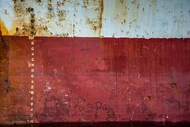 Zeeschip voor de kade in de haven roest en sporen van de haven. van scheepskijkerhavenfotografie