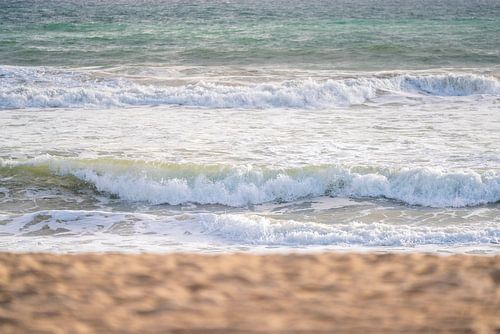 Golven op het strand van Faro, Portugal