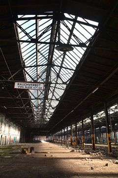 leere Fabrikhalle in einem Industriegebiet in Magdeburg von Heiko Kueverling