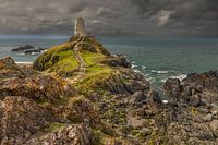Een vuurtoren speelt de hoofdrol in het landschap in Wales