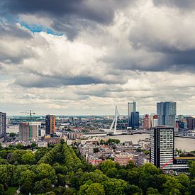 Skyline van Rotterdam vanaf de Euromast (16:9) van Lolke Bergsma