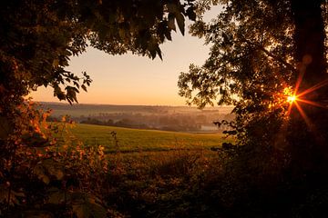 Zonsopkomst boven Zuid-Limburg van John Kreukniet