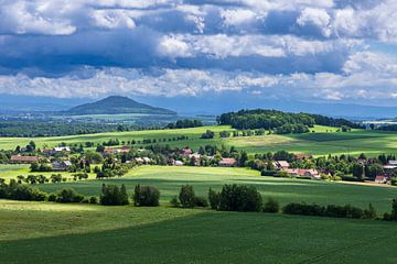 Gezicht op het landschap bij Görli vanaf het Königshain-gebergte van Rico Ködder