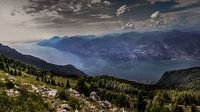 Uitzicht vanaf Monte Baldo, Gardameer van Dennis Donders thumbnail