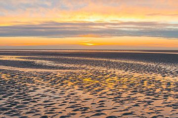 Zonsondergang op het strand aan het eind van de dag van Sjoerd van der Wal Fotografie