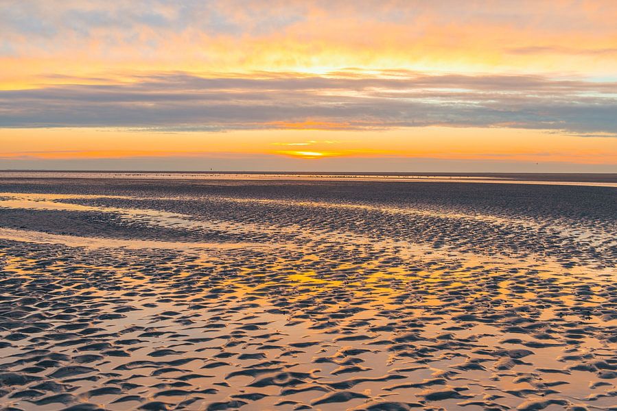 Zonsondergang op het strand aan het eind van de dag van Sjoerd van der