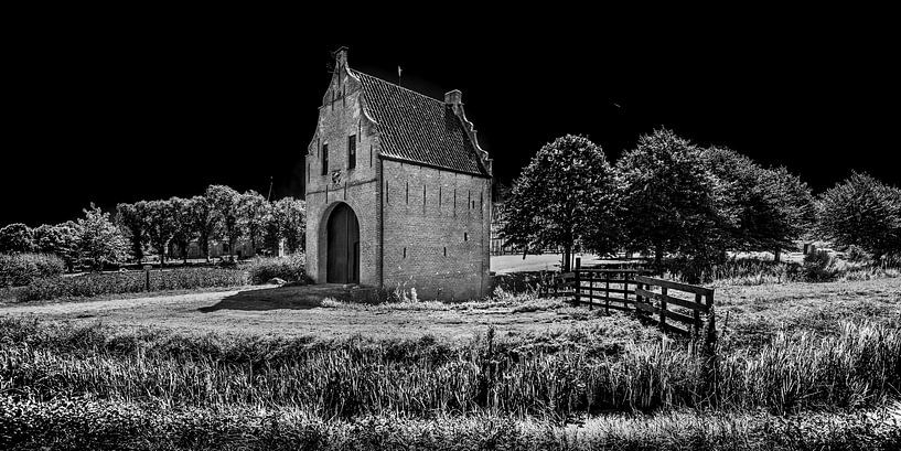 La porte d'entrée de Bears in Friesland en noir et blanc. par Harrie Muis
