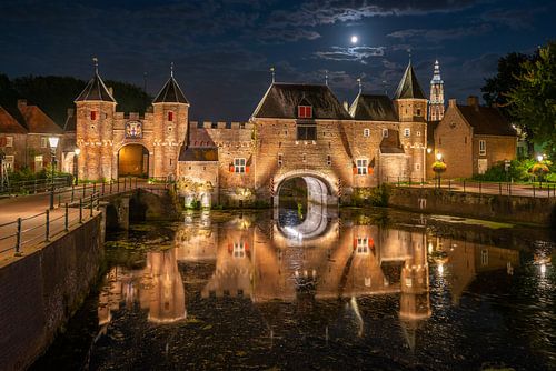 Prise de vue nocturne au clair de lune du Koppelpoort Amersfoort