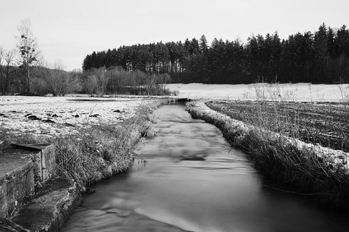Kleiner Bach in schwarz und weiß