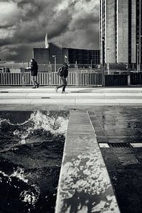Straßenfotografie in Utrecht. Sprühendes Wasser auf dem Jaarbeursplein.