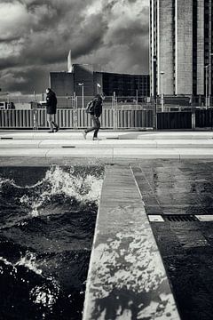 Straatfotografie in Utrecht. Klotsend water op het Jaarbeursplein. van André Blom Fotografie Utrecht