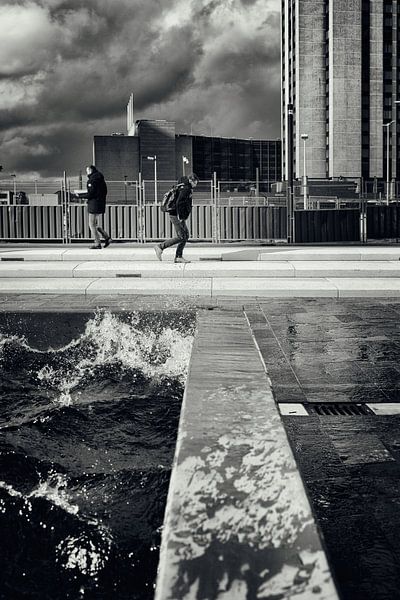 Straatfotografie in Utrecht. Klotsend water op het Jaarbeursplein. van André Blom Fotografie Utrecht