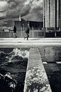 Straatfotografie in Utrecht. Klotsend water op het Jaarbeursplein. van André Blom Fotografie Utrecht thumbnail