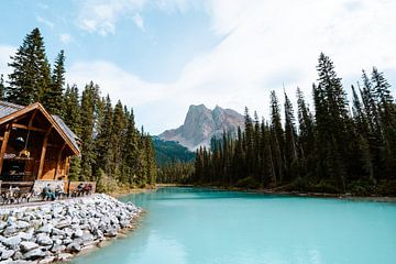 Een berghut bij Lake Emerald in Banff, Canada van Marit Hilarius