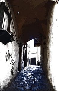 Italienische Straße mit blauem Boden