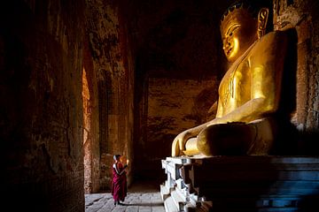 monnik bij Boeddha