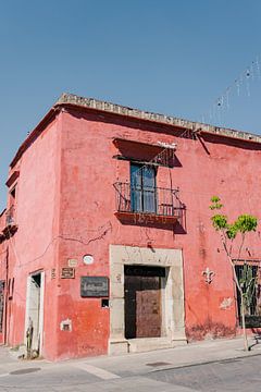 Huis in koraalkleur in Oaxaca, Mexico / kleurrijk Mexico / reisfotografie / kleurrijk huis van Franci Leoncio