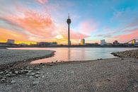 Skyline van Düsseldorf bij zonsopgang van Michael Valjak thumbnail