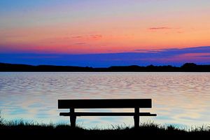 Bank am See im Sonnenuntergang
