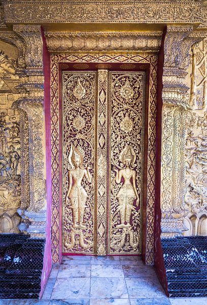 Geschlossene goldene Tempeltür, Laos von Rietje Bulthuis