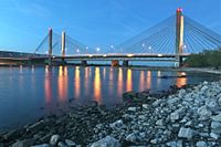 de brug Zaltbommel in avondschemer