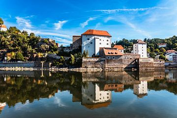 Uitzicht op Passau 2 van 3 | Reflectie Veste Niederhaus aan de Donau | Beieren | Duitsland | photoprint van Rebecca van der Schaft