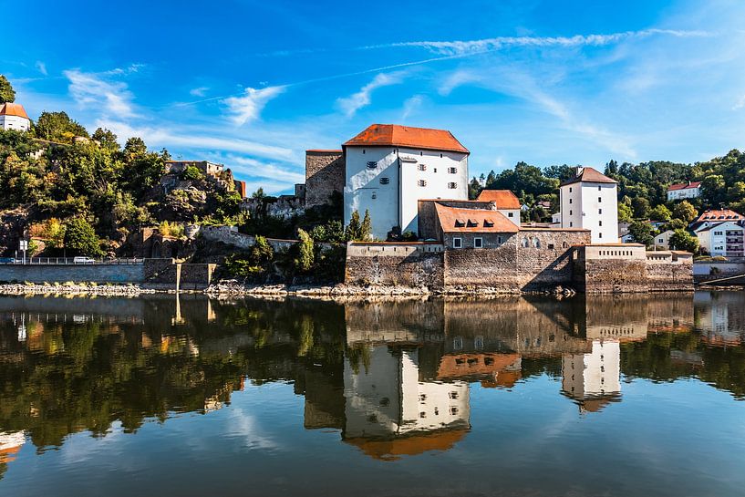 Ansicht von Passau 2 von 3 | Spiegelung Veste Niederhaus an der Donau | Bayern | Deutschland | Fotodruck von Rebecca van der Schaft