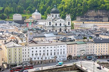 Salzburg - Gezicht op de oude stad met de Collegiale kerk en kasteel Edmundsburg