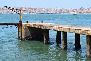 Jetée en acier rouillé avec grue sur le fleuve Tage à Lisbonne, au Portugal. sur Studio LE-gals