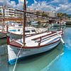 Alte hölzerne Fischerboote im Hafen von Sa Coma auf der Insel Mallorca von Alex Winter