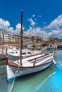 Alte hölzerne Fischerboote im Hafen von Sa Coma auf der Insel Mallorca